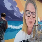 Tres artistas pintaron un mural en homenaje a la activista anticorrupción, Monika Silva, quien fue hallada sin vida en Santa Elena.