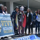 Imagen de archivo de una manifestación en memoria de Fernando Villavicencio, mientras la justicia suspende el fallo sobre prisión preventiva de Serrano y Jordán.