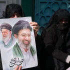 Un mujer porta una pancarta con la imagen del nuevo líder supremo de Irán, Mojtaba Jameneí, en la plaza Enghelab de Teherán.