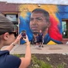 El mural de William Pacho se ha convertido en uno de los puntos de encuentro de los hinchas ecuatorianos en Kansas City antes del partido de la Tricolor frente a Curazao.