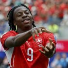 El suizo Johan Manzambi y uno de los goles ante Bosnia y Herzegovina.