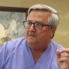 El médico Roberto Gilbert fue posesionado como consejero principal del CPCCS en octubre 2025, renunció el 18 de junio del 2026.
