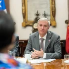 El mandatario José Antonio Kast (c) hablando con distintas autoridades este jueves, en el Palacio de La Moneda, en Santiago (Chile).