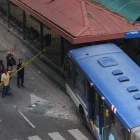 El bus impactó contra la parada de la Biblioteca Municipal.