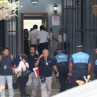 Funcionarios municipales un día particular. En Guayaquil, la agenda juliana está en riesgo por suspensión de procesos en el Sercop.
