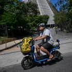 El repartidor de comida a domicilio Joao Paulo Teixeira, de 20 años, entrega un pedido para la aplicación 99Food en su bicicleta eléctrica en el centro de Río de Janeiro, Brasil, el 17 de abril de 2026.