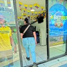 Un punto de venta de pronósticos deportivos y juegos en línea, en Quito. Los locales físicos conviven con las apps, que ya concentran la mayoría de las apuestas.