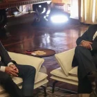 El presidente de la Asamblea Nacional, Jorge Rodríguez (i), habla con la exdiputada Dinorah Figuera durante una reunión este jueves, en Caracas (Venezuela).