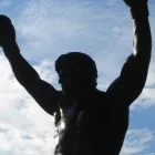 La estatua de Rocky Balboa en Filadelfia, intervenida por hinchas brasileños con una camiseta argentina durante el Mundial.
