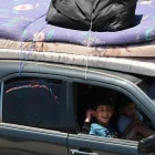Libaneses con sus pertenencias huyen por la carretera de Sidón hacia Beirut tras los bombardeos israelíes que afectaron a pueblos del sur del Líbano, el 19 de junio de 2026.
