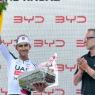 El ecuatoriano Jhonatan Narvaez en el podio después de ganar la tercera etapa de la Vuelta a Suiza.
