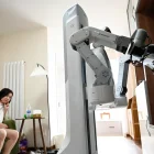 Esta fotografía, tomada el 21 de mayo de 2026, muestra un robot X Square organizando objetos en un estante en la casa de un cliente en Pekín.