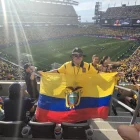 Fernando Pavón ondea la bandera de Ecuador en el estadio durante el Mundial.