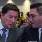 El registrador Hernán Penagos (i) y el presidente del Consejo Nacional Electoral (CNE), Cristian Quiroz, hablan durante la instalación de la Misión de Observación Internacional.