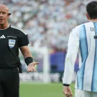 El árbitro polaco Szymon Marciniak pitó el Argentina - Argelia.