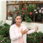 Liz Pereira y cuatro personas más cuidan de más de 20.000 geranios, que colocaron como parte de la iniciativa De Vuelta Al Centro.