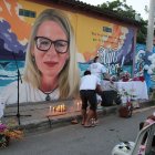 Junto al mural de Monika Silva los pobladores colocaron vela en su memoria