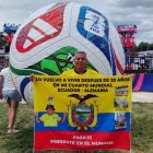 Ecuador Echeverría posa orgulloso con la bandera tricolor en Kansas City, donde vive su cuarto Mundial siguiendo a la selección ecuatoriana.
