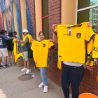 Camisetas de la selección ecuatoriana se venden en las calles de Kansas City en la previa del partido entre Ecuador y Curazao por el Mundial 2026.