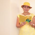 Platos rotos, libro que reúne relatos escritos a lo largo de veinte años, es la obra más reciente de la escritora ecuatoriana. Fue publicado recientemente por la Universidad Católica de Cuenca.