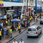 Multitud y banderas nacionales marcan el ambiente festivo en las calles de Guayaquil antes del debut de Ecuador en el Mundial.
