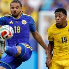 El ecuatoriano Gonzalo Plata (d) enfrenta al curazoleño Armando Obispo en el duelo por la segunda fecha del Grupo E del Mundial 2026