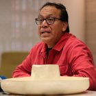 AME2662. LIMA (PERÚ), 20/06/2026.- El candidato izquierdista Roberto Sánchez habla en una rueda de prensa este sábado, en Lima (Perú). Sánchez, argumentó su intención de anular la votación en el exterior, donde sufragaron unos 300.000 peruanos, por presuntas irregularidades en la cadena de custodia de las actas de sufragio, después de que las autoridades decidieran que los resultados ya no iban a ser transmitidos de manera digital, sino que las actas debían llegar a Lima para ser contadas. EFE/ Paolo Aguilar