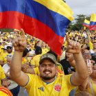Simpatizantes del candidato a la presidencia de Colombia Abelardo de la Espriella celebran este domingo, en Barranquilla (Colombia).