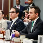 El presidente de la República, Daniel Noboa, aparece junto al secretario de la Administración Pública, José Julio Neira, en una actividad oficial.