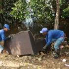 Muebles se encuentran flotando en el Estero Salado.