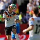 Nico Schlotterbeck, zaguero de Alemania, cabecea el balón en un partido del grupo E del Mundial entre Alemania y Costa de Marfil.
