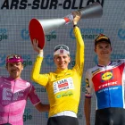 El podio del Tour de Suiza con el segundo lugar, Richard Carapaz de Ecuador del equipo EF Education - EasyPost, el ganador Tadej Pogačar de Eslovenia del equipo UAE Team Emirates-XRG en el centro, y el tercer lugar Mathias Vacek de República Checa del equipo Lidl-Trek.