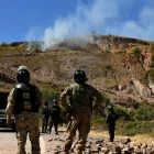 Integrantes del Ejército de Bolivia despejan una vía durante un operativo de desbloqueo este domingo, en Sayari (Bolivia).