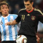 Miroslav Klose (der.) elogió a Messi por superarlo como goleador de Mundiales.