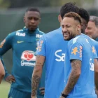 Neymar se ejercita durante un entrenamiento de la Canarinha.