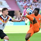Yan Diomandé encara a Joshua Kimmich durante el partido entre Costa de Marfil y Alemania.
