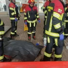 Momento en que funcionarios acuden para atender la emergencia registrada en el Metro de Quito este 22 de junio.