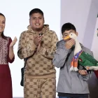 Carlos (d) sostiene al pato Merlín, vestido con una camiseta de la Selección Mexicana de Fútbol, junto a sus familiares Karla Gómez (i) y Cristian (2-d) durante una visita a la presidenta de México, Claudia Sheinbaum.
