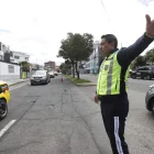 Vehículos circulan en Quito bajo la normativa de Pico y placa aplicada por la Agencia Metropolitana de Tránsito.