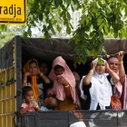 Mujeres rohingya refugiadas que esperan en un camión tras ser reubicadas forzosamente en Banda Aceh, Indonesia, el 7 de noviembre de 2024.