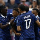 Kylian Mbappé (c) es felicitado por sus compañeros tras anota el 1-0 ante Irak este lunes 22 de junio.