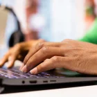 Al programa Jóvenes en Acción pueden aplicar quienes no tengan seguro social ni sean beneficiarios de bonos estatales.