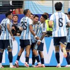 Los jugadores de la selección Argentina celebran uno de los dos tantos con los que vencieron a Austria