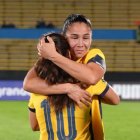 La capitana del equipo nacional, Gigi Moreira (d) celebra la clasificación al repechaje.