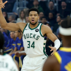 Fotografía de archivo del pasado 8 de enero en la que puede verse al jugador de Milwaukee Bucks Giannis Antetokounmpo, durante un partido
