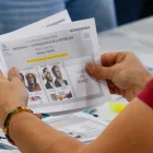 Ciudadano sostiene la papeleta de la segunda vuelta presidencial en Colombia, mientras el CNE reinicia el escrutinio sin definir aún al ganador.