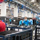 Un grupo de trabajadores cumple con su jornada de trabajo en una fábrica.
