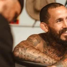 Chito Vera se venda las manos durante una sesión de entrenamiento.