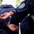 Un integrante de la Policía Civil de Río de Janeiro custodia a una persona detenida en la "Operación Contención" este martes, en la favela de Santa Marta, en Río de Janeiro (Brasil).