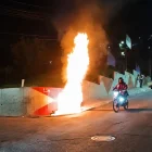 Moradores del sector Alma Lojana incendiaron una motocicleta tras un presunto asalto, mientras la Policía y Bomberos controlaban la emergencia en Quito hoy